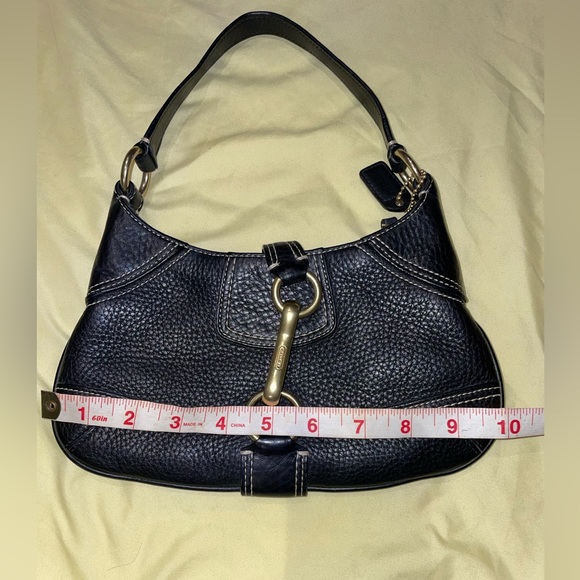 Small hobo bag… pebble leather authentic Coach purse with brass hardware - Picture 7 of 8
